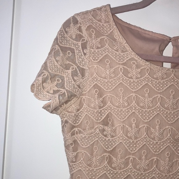 Forever 21 size medium creamy / Tan A-line Flutter Sleeve lace Dress lined Teen - Picture 4 of 16